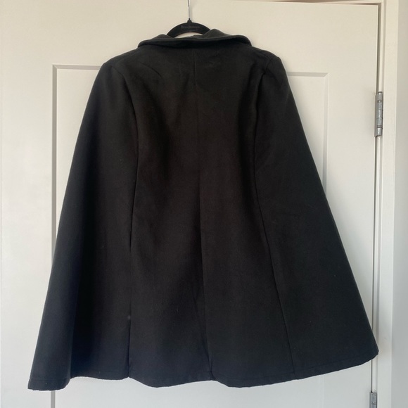 Black/Green Shein Cape with Pockets - Picture 4 of 4